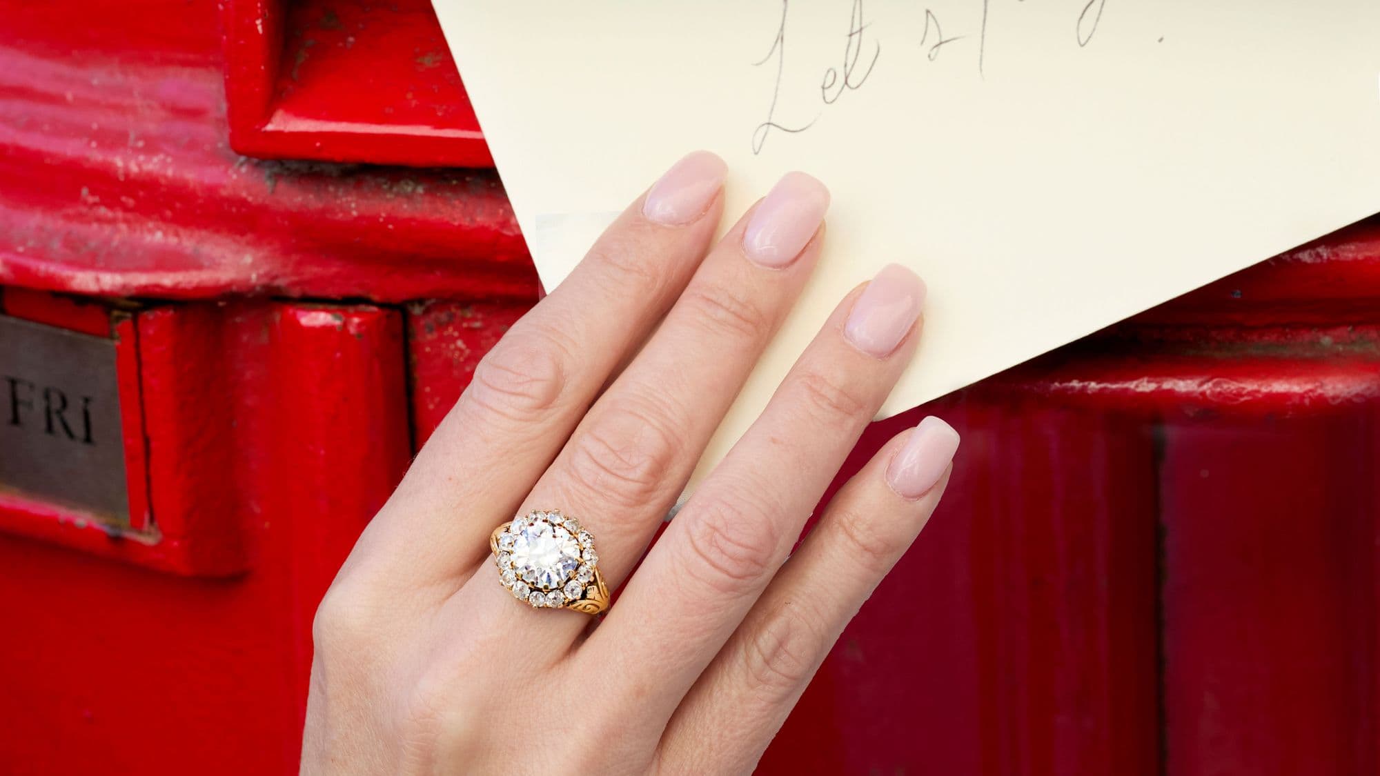 Round Brilliant Cut vs Cushion Cut: What's the Difference?